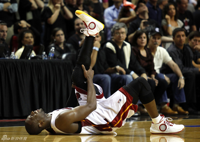 至今仍受膝伤困扰