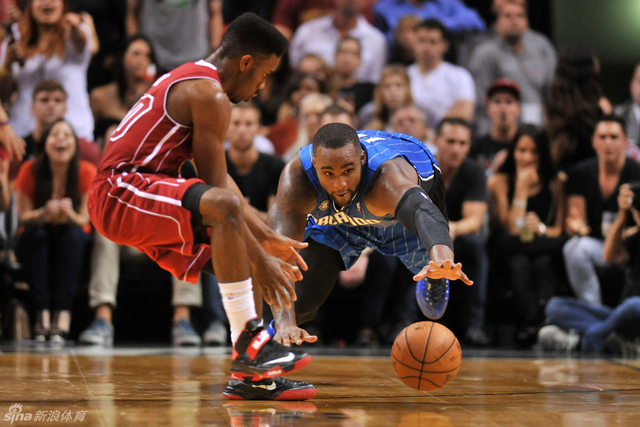 大宝贝飞身救球