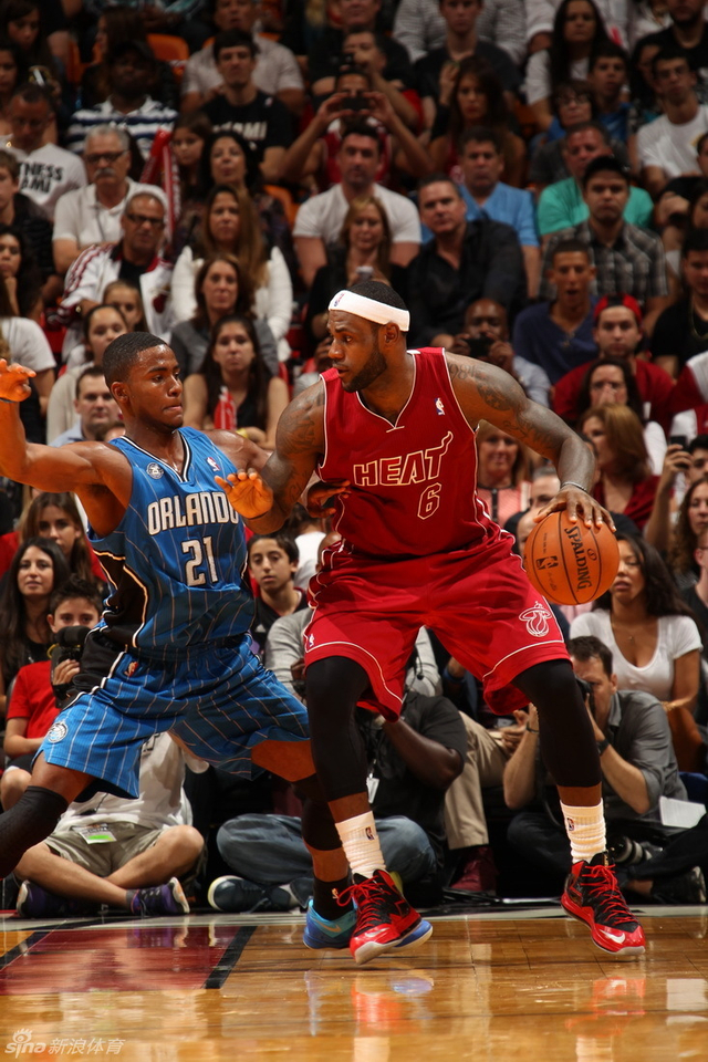 詹皇背打哈克莱斯