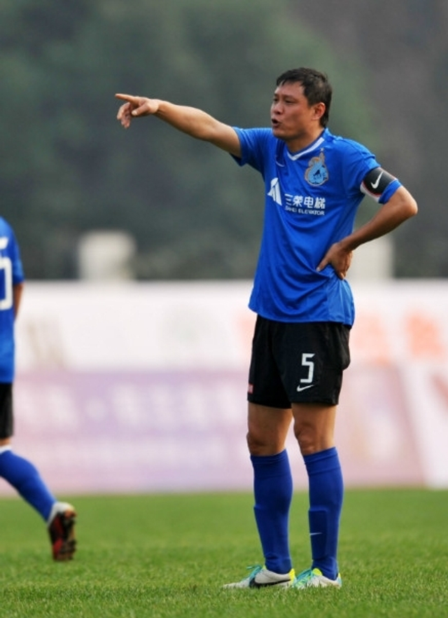 范志毅场上叉腰指挥