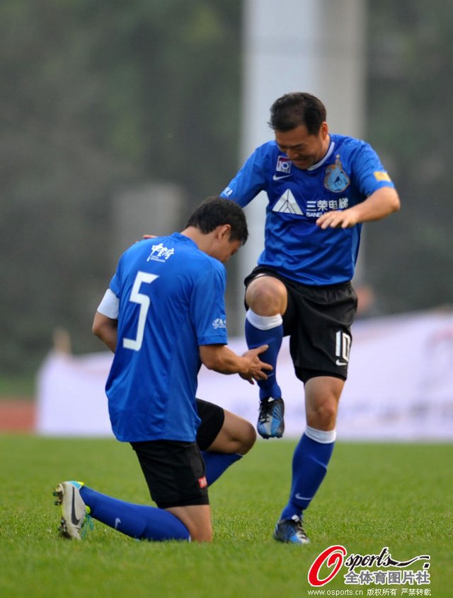 范志毅扮擦鞋匠