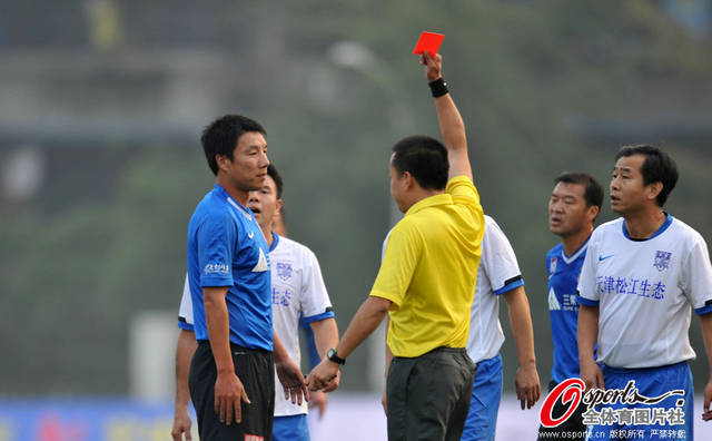 黄震华吃到红牌