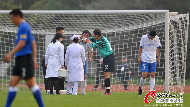 医务人员进场治疗伤员