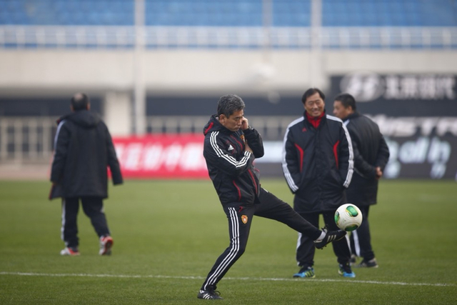 傅博潇洒来一脚