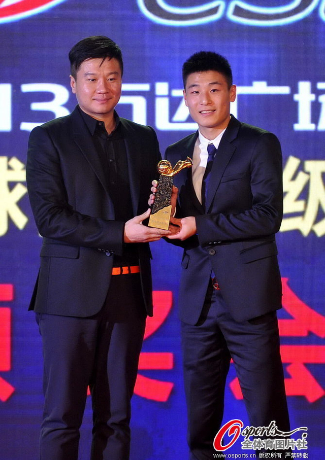 李金羽为武磊颁发本土最佳射手奖