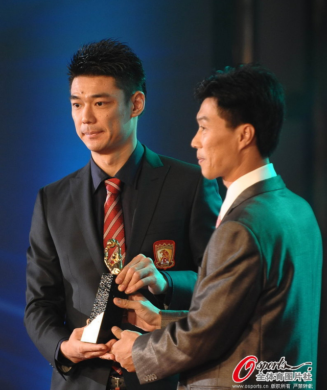 区楚良为曾诚颁发最佳门将奖