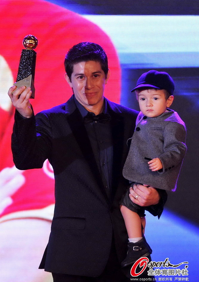 孔卡抱本杰明领奖