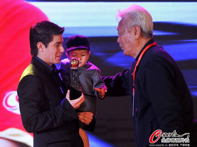 高丰文为孔卡颁奖