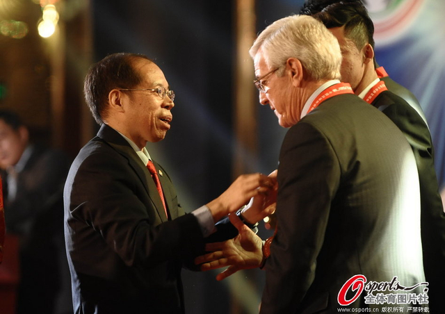 张剑为里皮颁奖