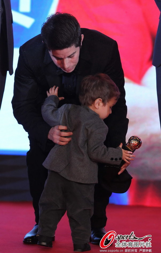 儿子本杰明手持奖杯