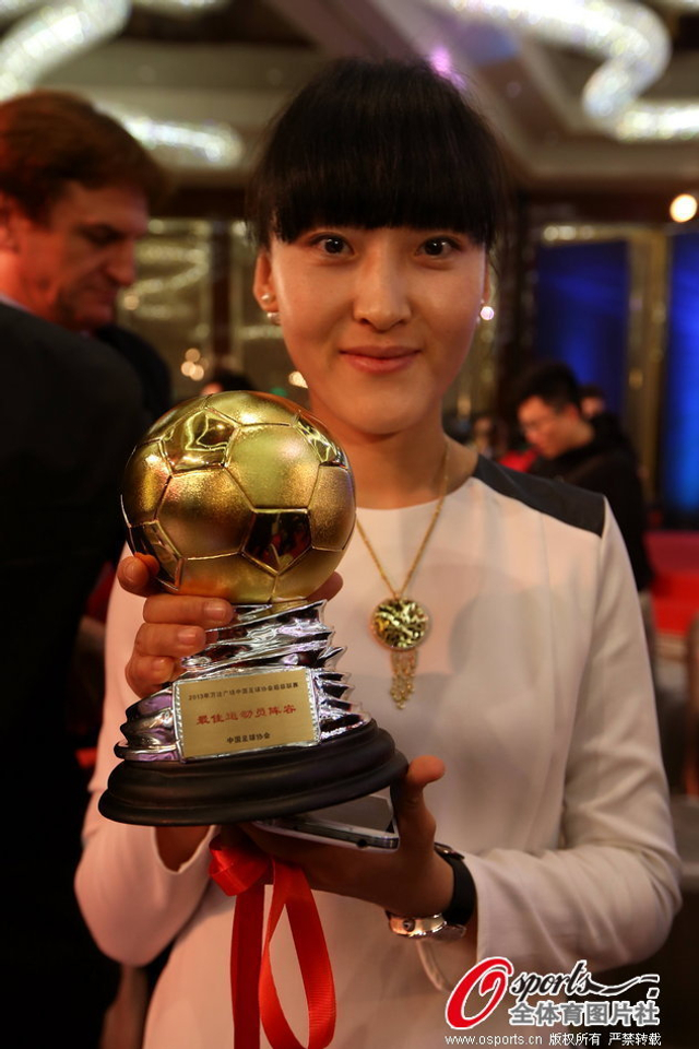 郑智妻子展示奖杯