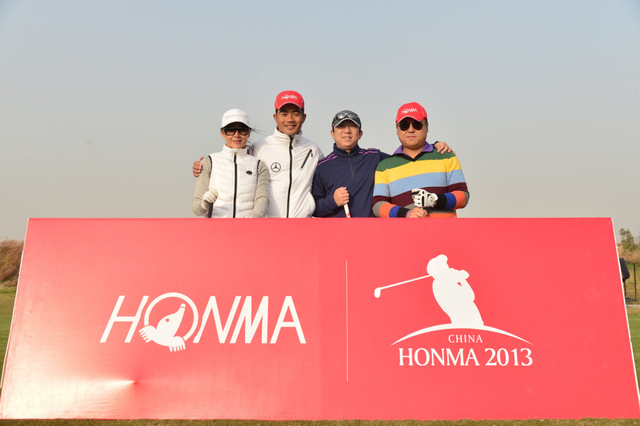 梁文冲与球友板前留影