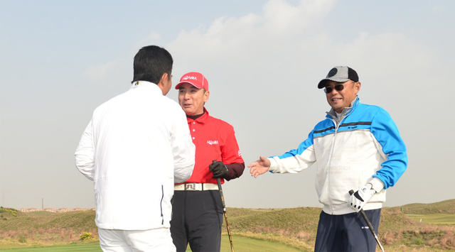 梁文冲与球友交流