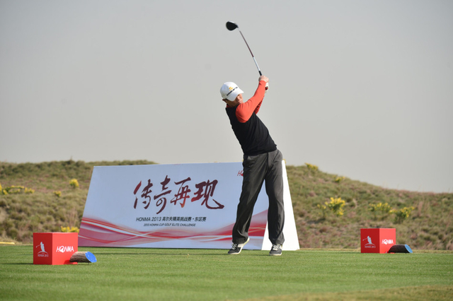 选手发球台开球