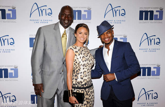 妻子一身豹纹装扮