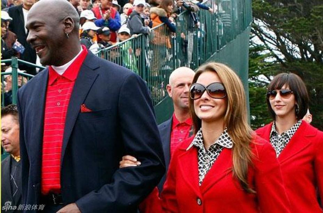 妻子轻挽乔丹手臂