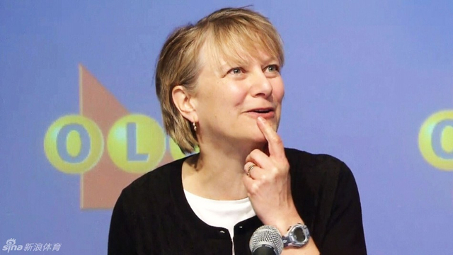 琼斯露出天真一面