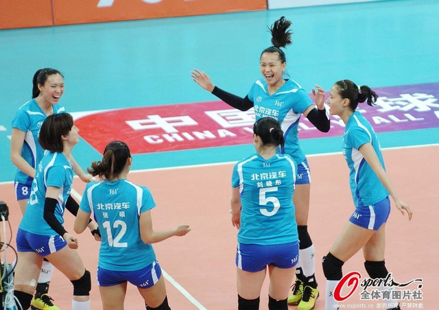 北京女排庆祝胜利
