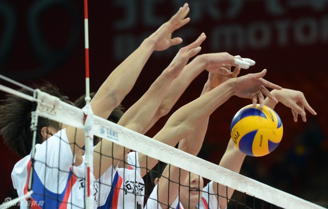 河南队三名球员拦网成功