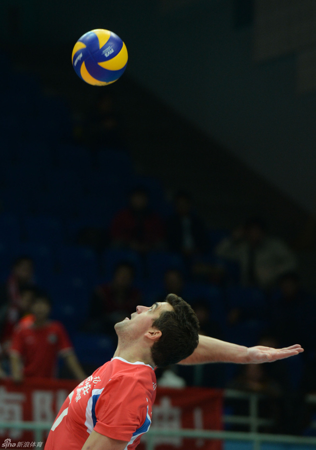 沃特在比赛中发球