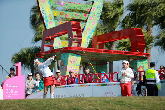 韩国美女金荷娜开球