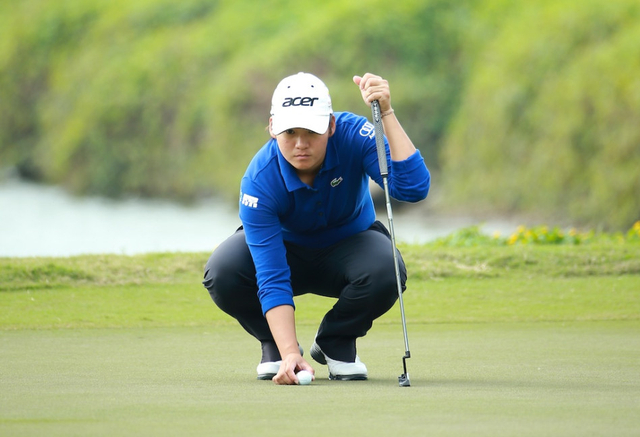 曾雅妮准备推杆