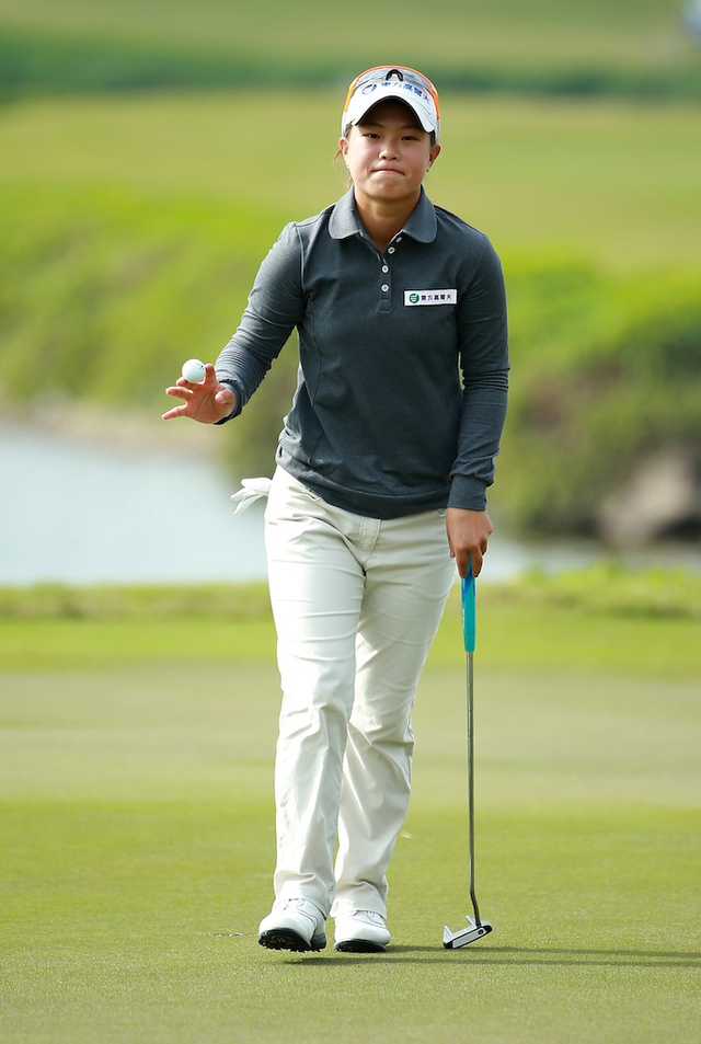 程思嘉向观众示意