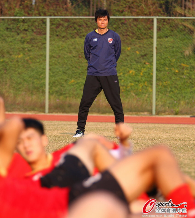 李毅观看全队训练