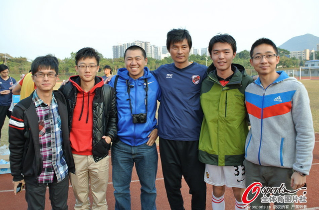 李毅与球迷合影