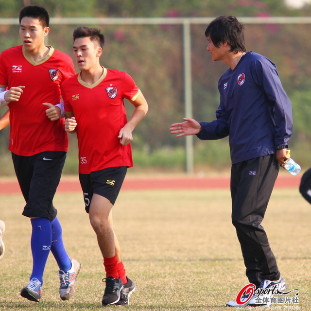 李毅指导队员训练