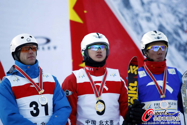 刘忠庆高唱国歌