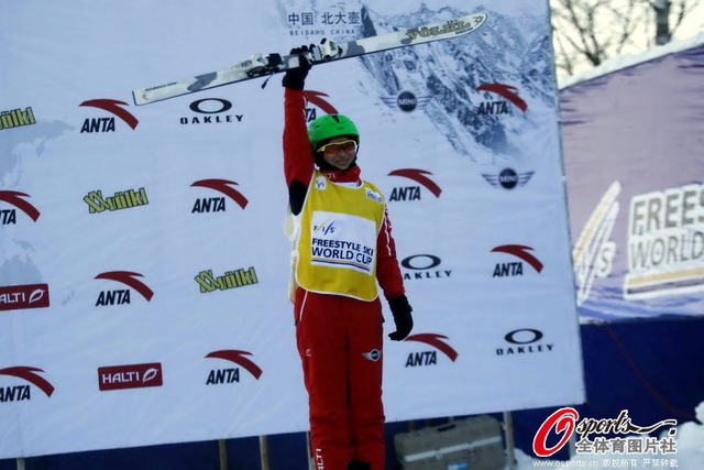 李妮娜高举雪板