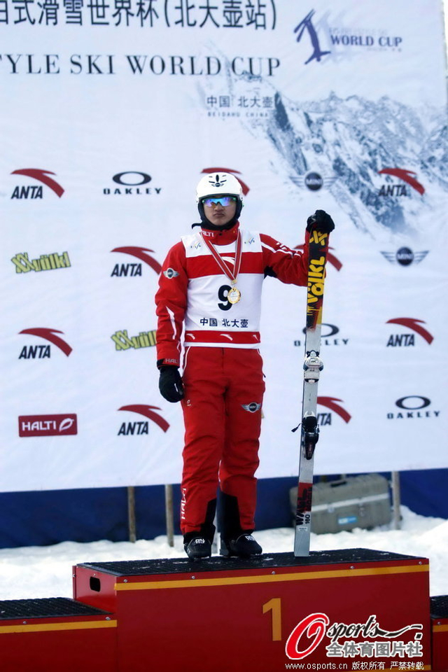 刘忠庆霸气登场领奖台