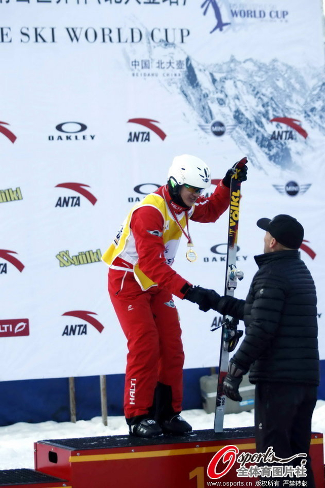 刘忠庆上台领奖