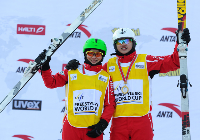 李妮娜与刘忠庆合影