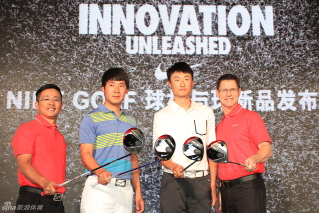 与新球杆合影