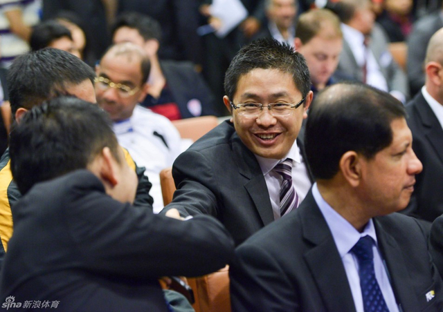 刘永灼与嘉宾握手