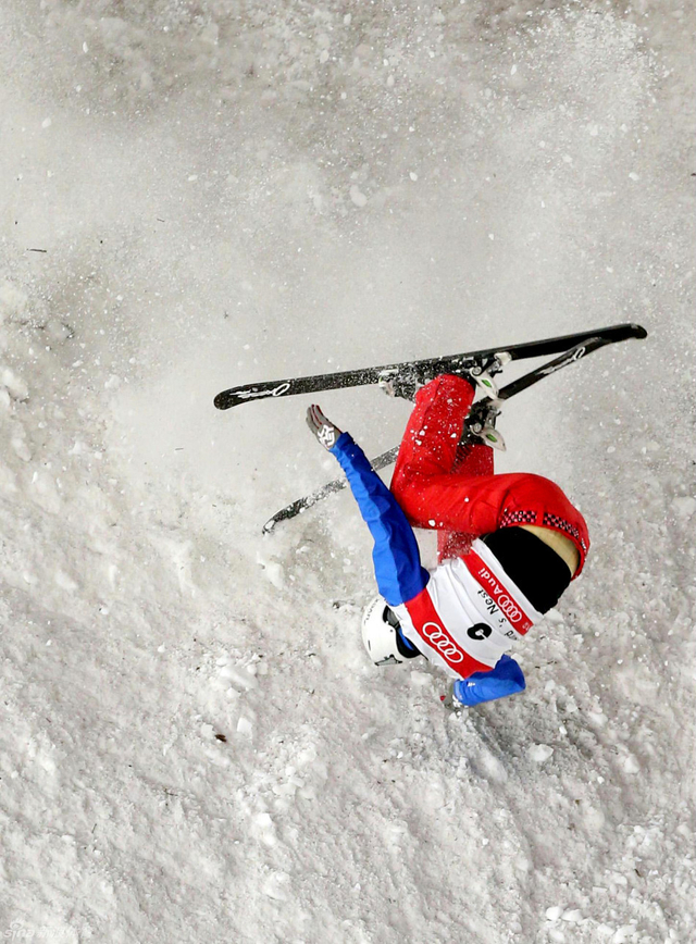 中国选手贾宗洋不慎摔倒