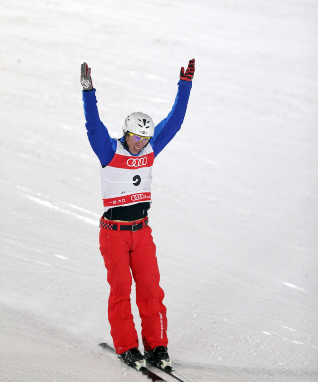 贾宗洋高举双臂