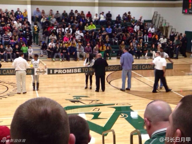 詹姆斯为母校修缮球馆