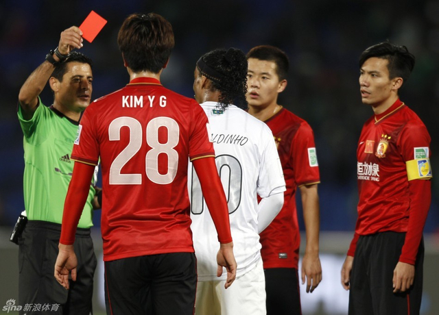 新浪直击小罗红牌瞬间