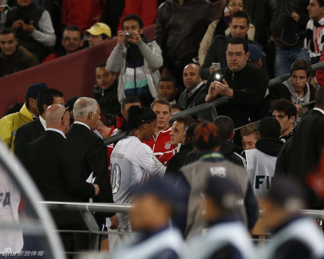 小罗离场正好经过拜仁球员身边