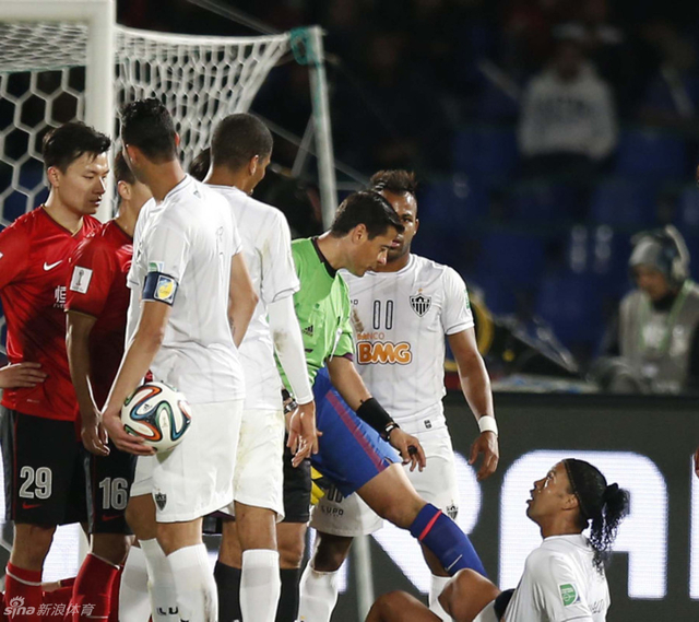 主裁与小罗交流