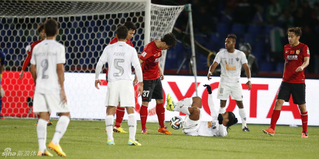 球员聚集到事发地点