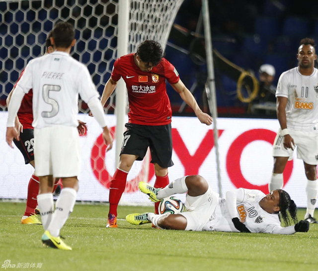 赵旭日这一下惹怒了小罗