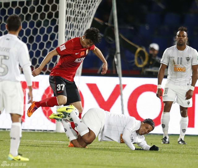 赵旭日试图抢小罗腿中皮球