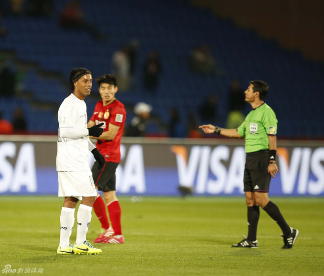 裁判介入小罗踩踏犯规