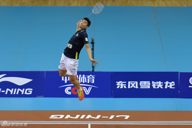 上海队陈跃坤跳起扣杀