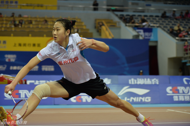 粤羽队孙瑜抢步救球