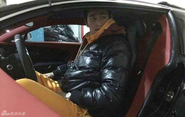 孙杨现身试坐豪车